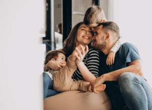 Junge Familie blickt sorgenfrei in die Zukunft