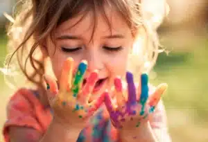Mädchen spielt mit Fingerfarben