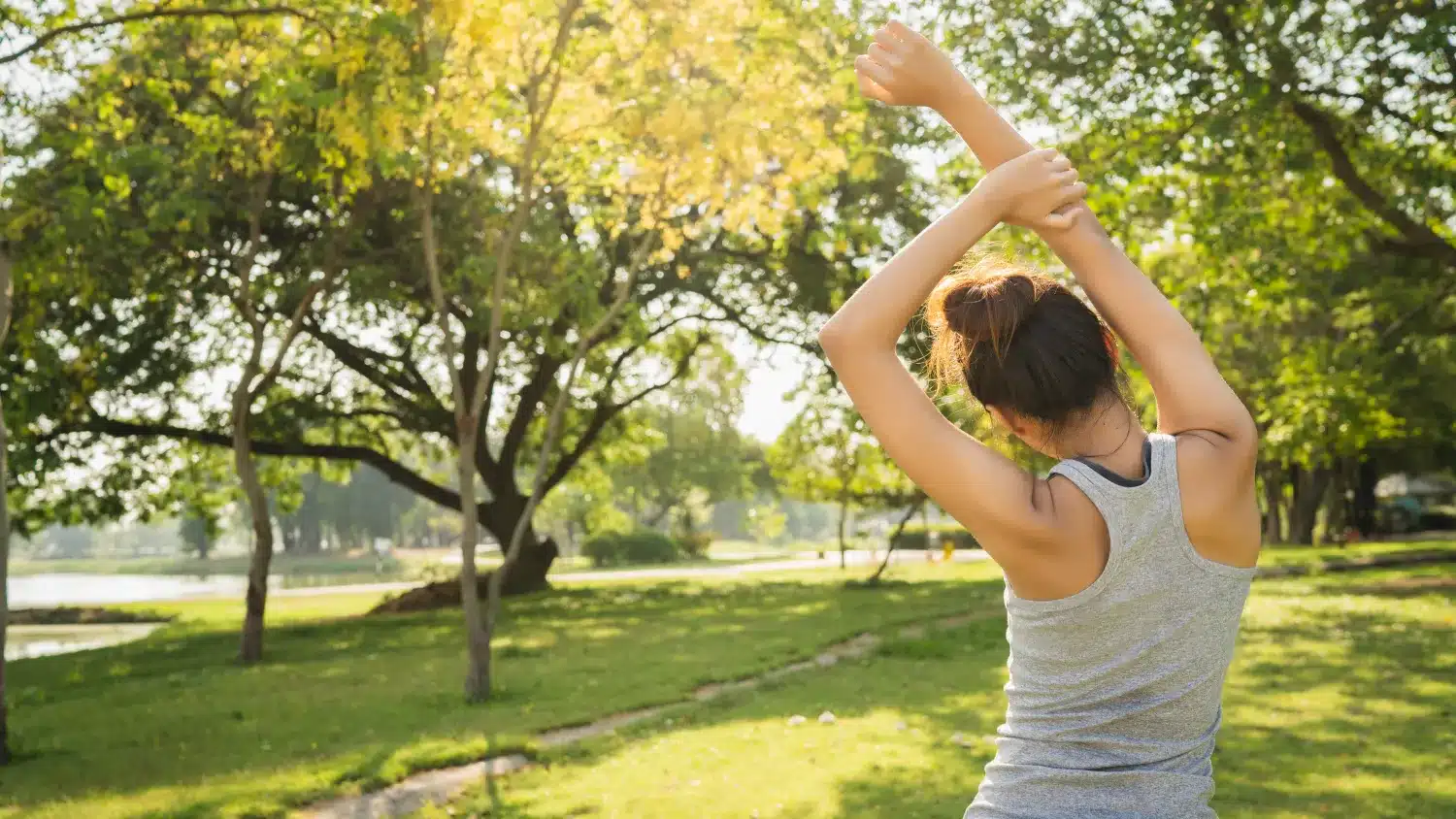 Junge Frau macht Sport im Park